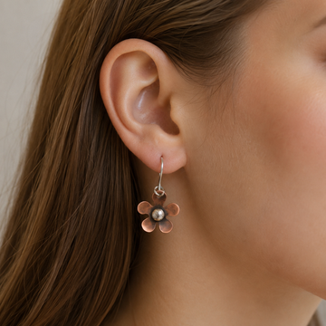 Hera – Pendientes de flor de plata antigua