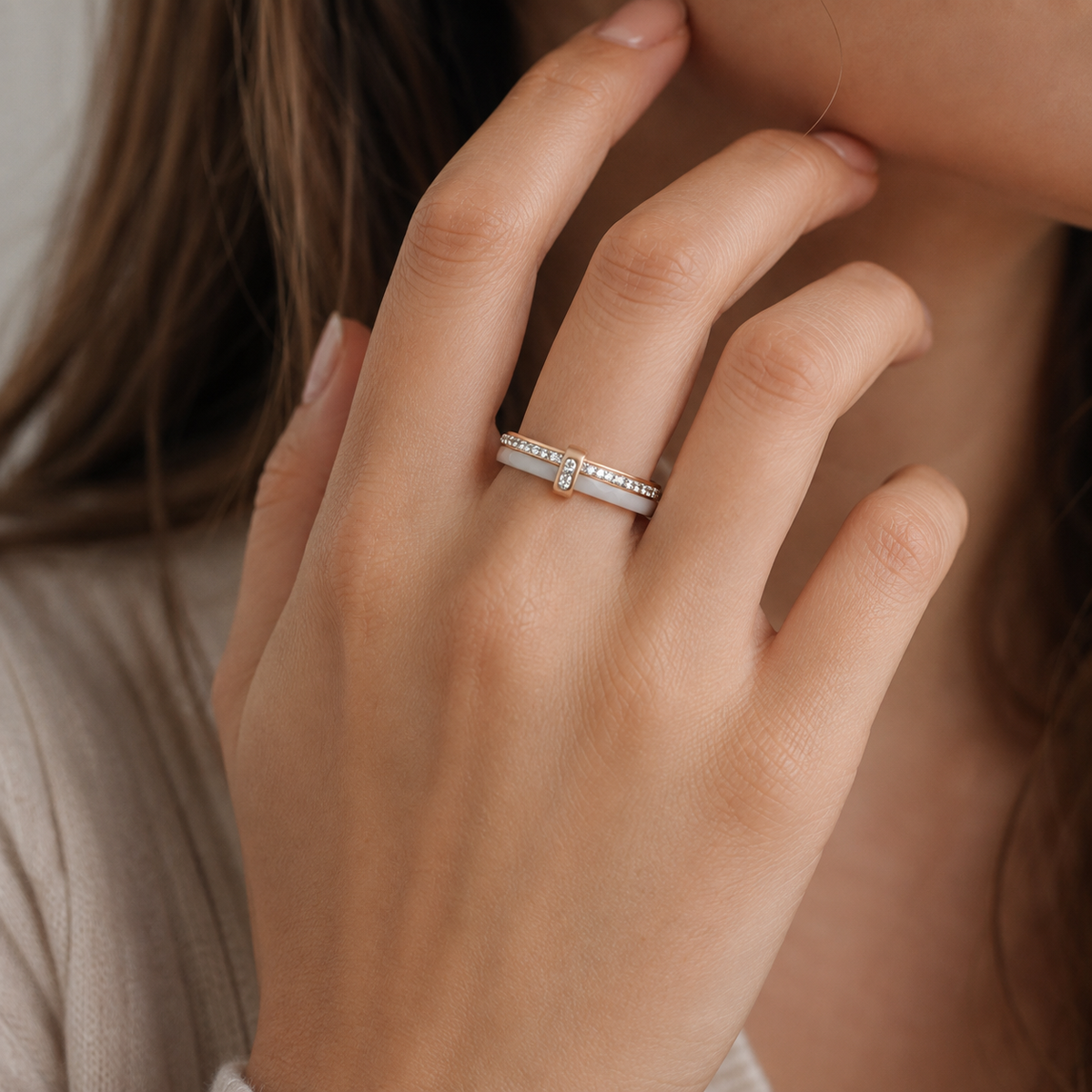 Cerelia – Anillo de cerámica elegante con circonitas
