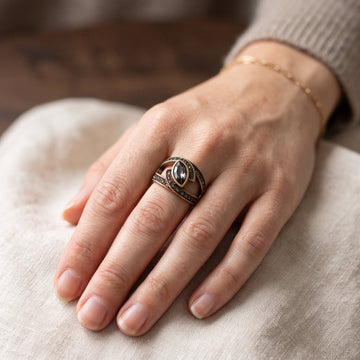 Amena – Anillo Sofisticado de Cristal Oscuro