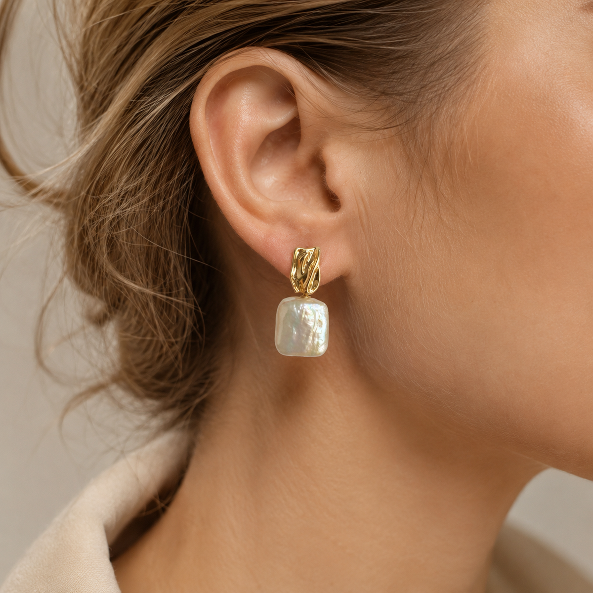 Aiah – Pendientes dorados con bellas perlas barrocas