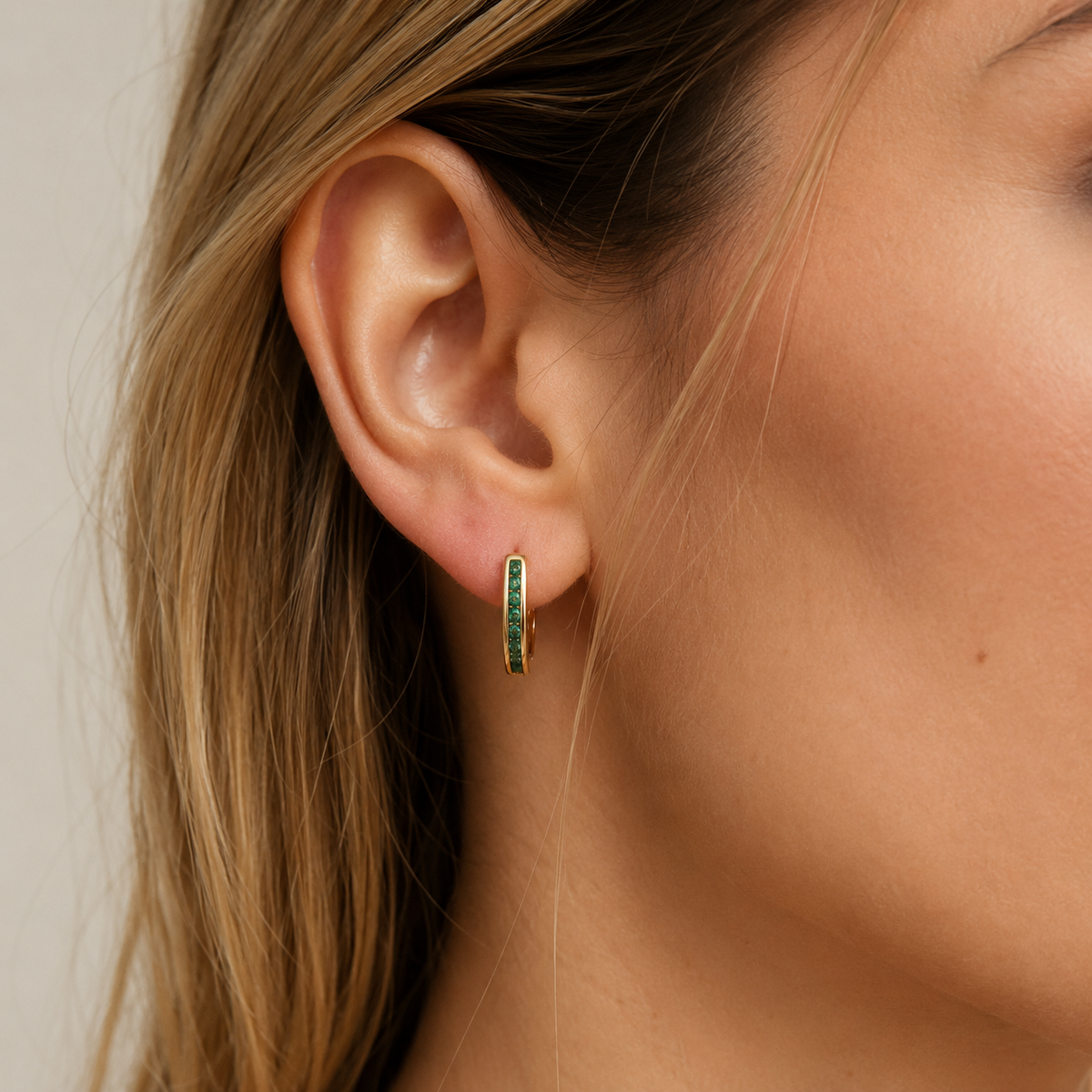Christine – Pendientes dorados con esmeralda y diamante