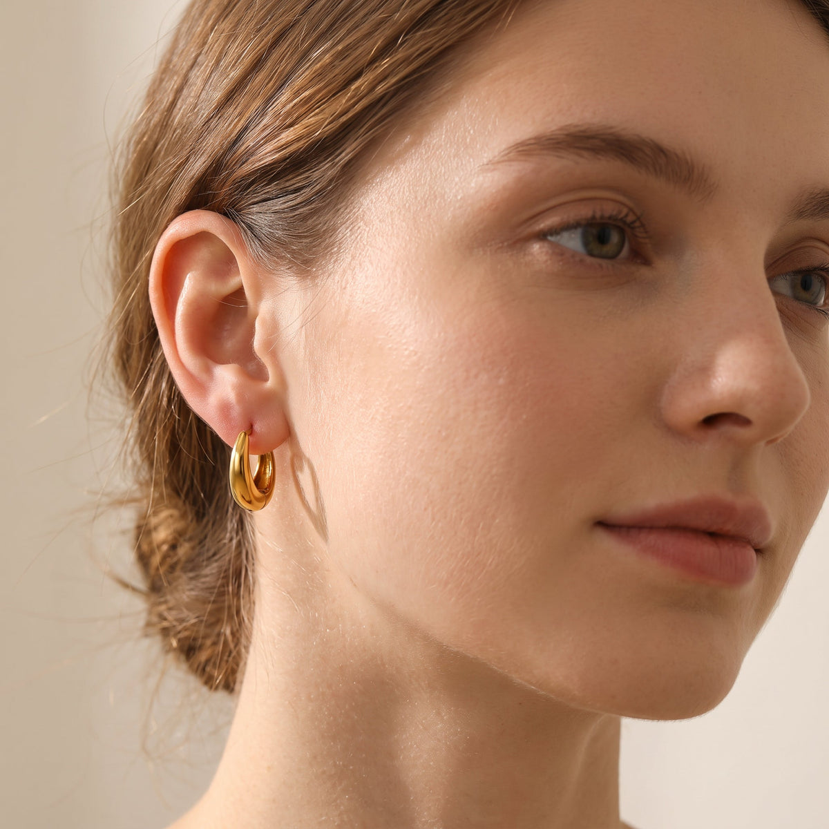 Iris – Aros huggie geométricos en dorado