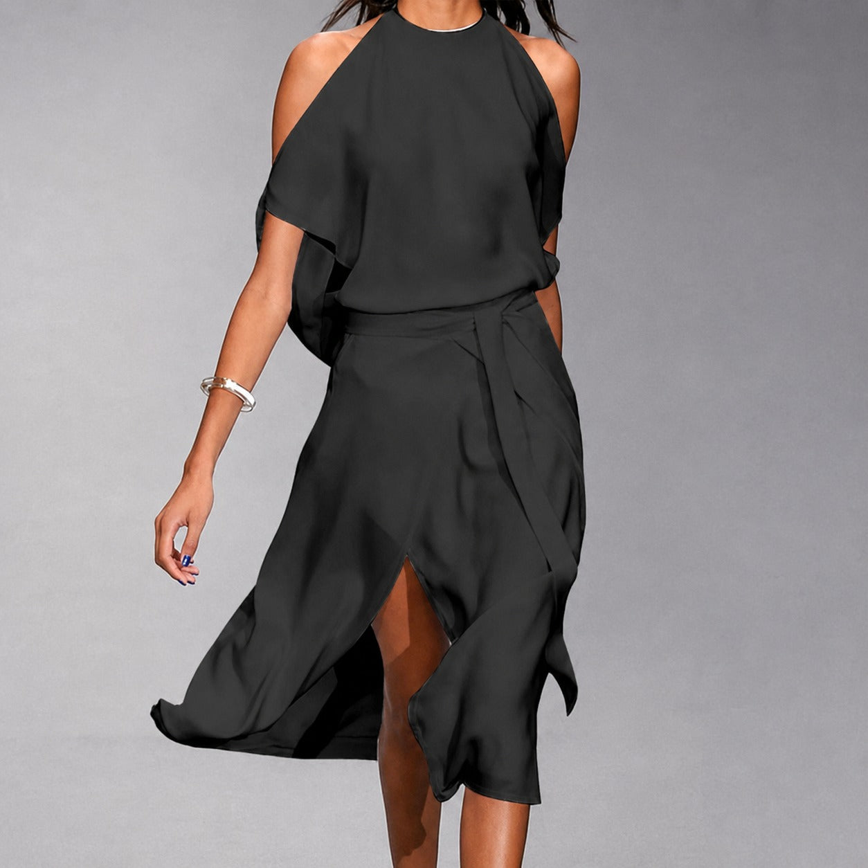 Madonnah - Un vestido aireado con cortes elegantes en los hombros