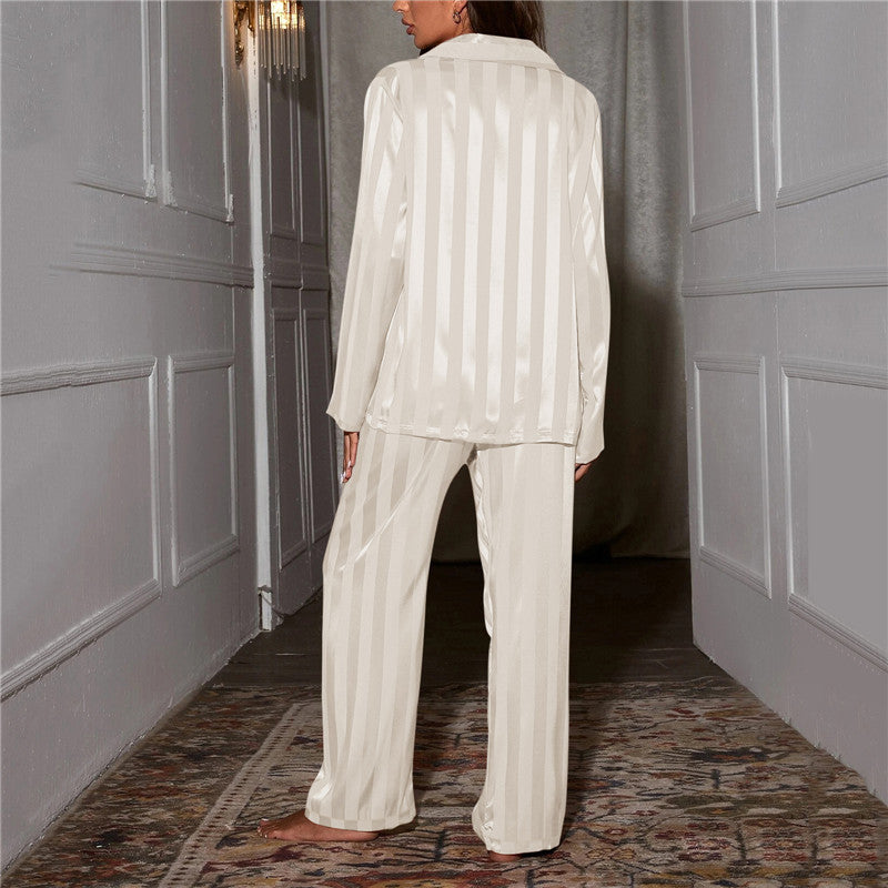 Elegantes pijamas de mujer de tela suave