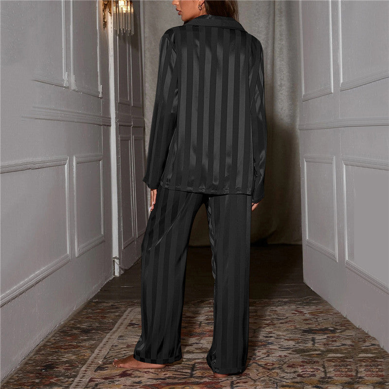 Elegantes pijamas de mujer de tela suave