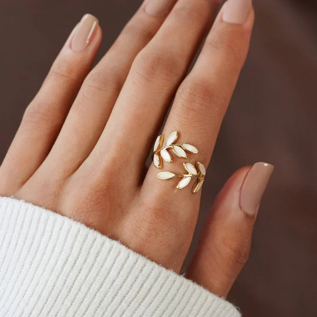 Pria – Anillo sofisticado de ópalo blanco y hoja