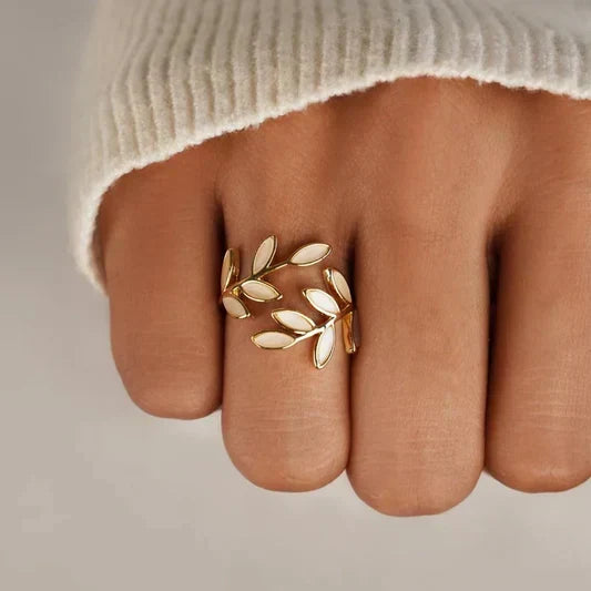 Sylvie – Anillo abierto de plata y ópalo blanco