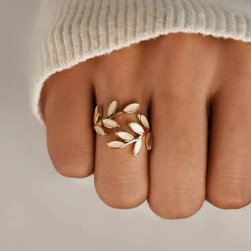 Pria – Anillo sofisticado de ópalo blanco y hoja