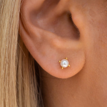 Jessi - Aretes de perlas doradas