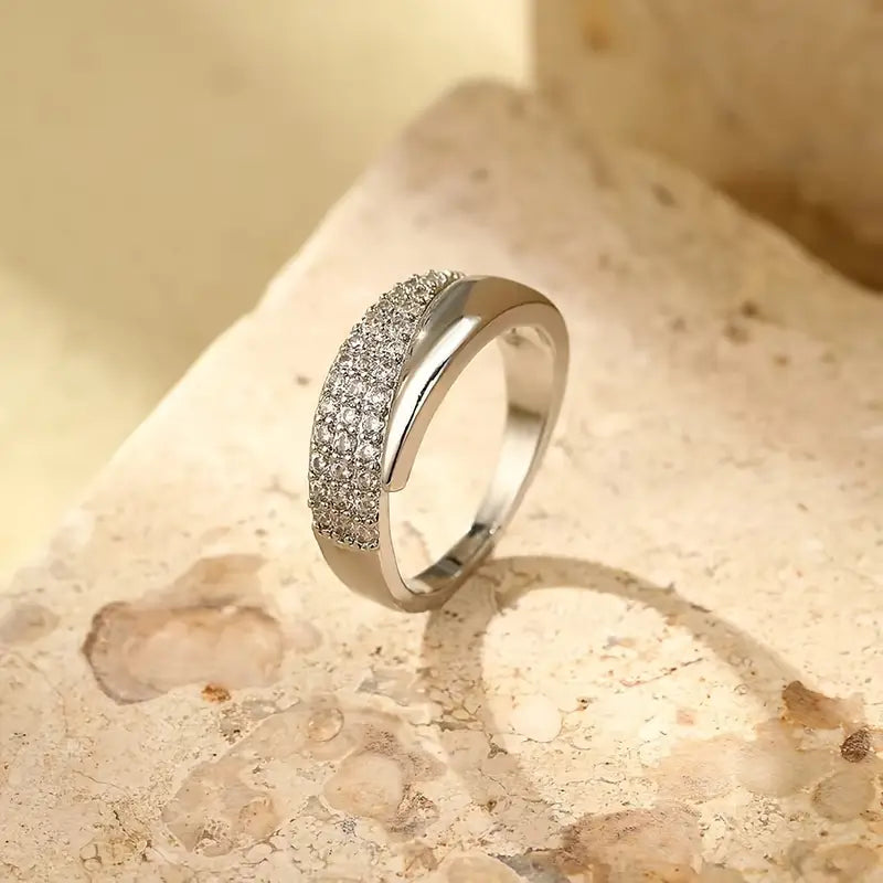Emiko – Anillo en oro amarillo con piedras brillantes