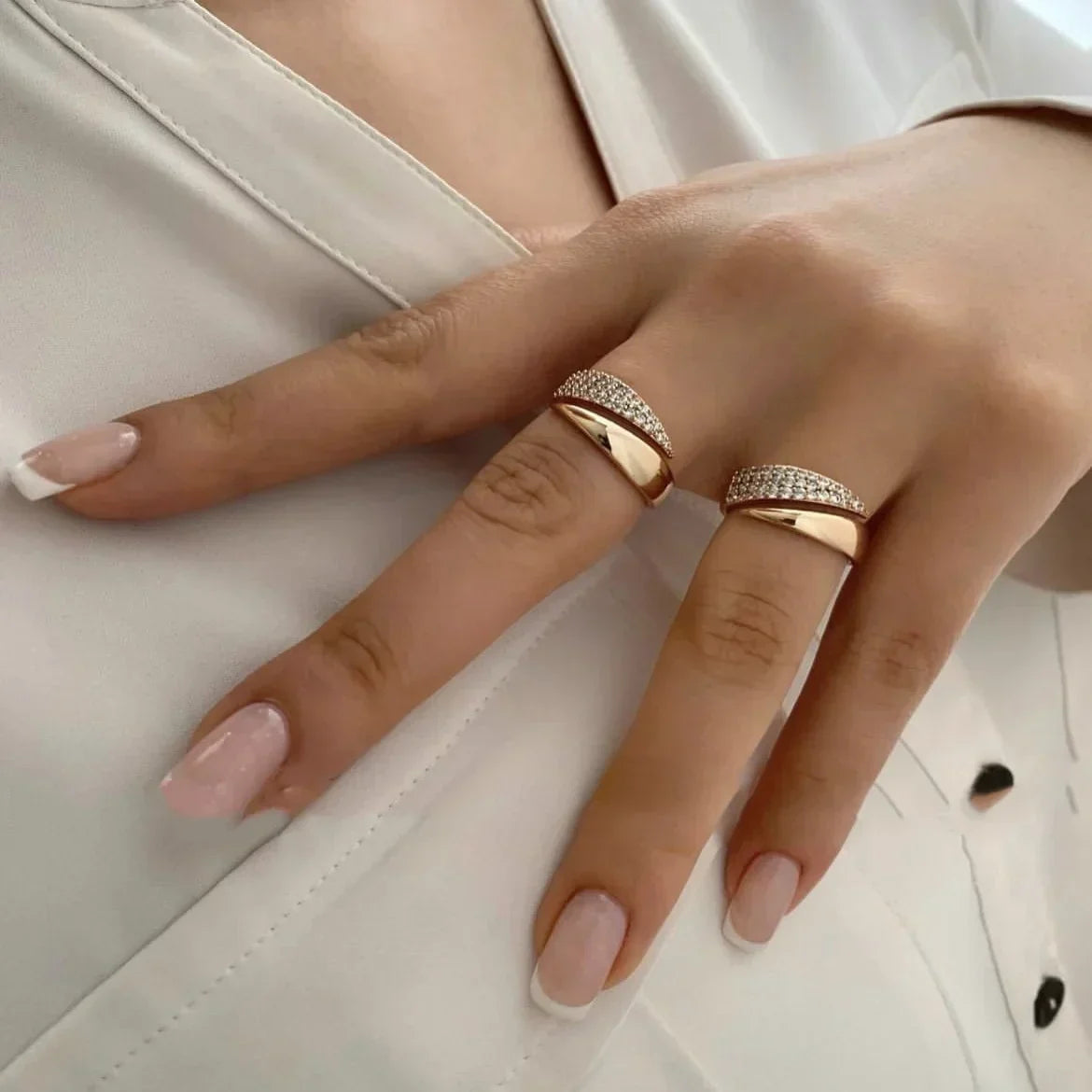 Irina – Anillo curvado dorado 18K