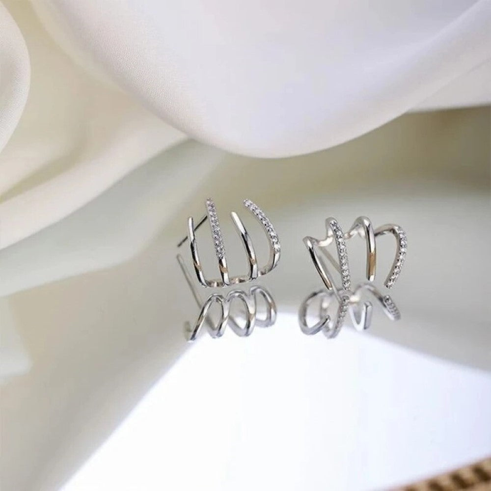 Pendientes Huggie de Zircón con Cuatro Puntas