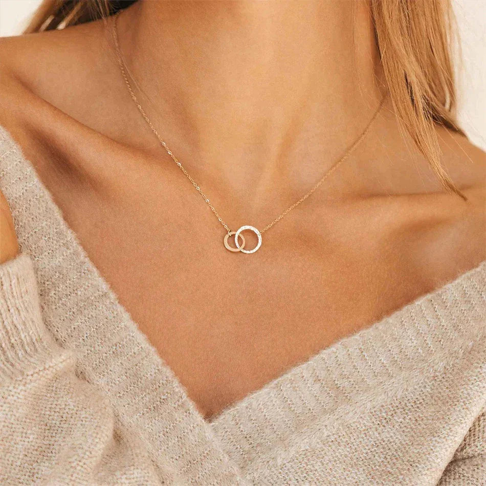 Isabelle – collar hoop en oro sofisticado