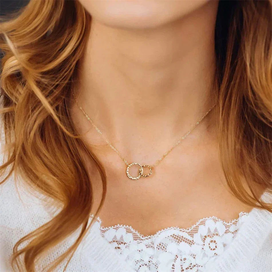 Isabelle - Cadena de aros dorados