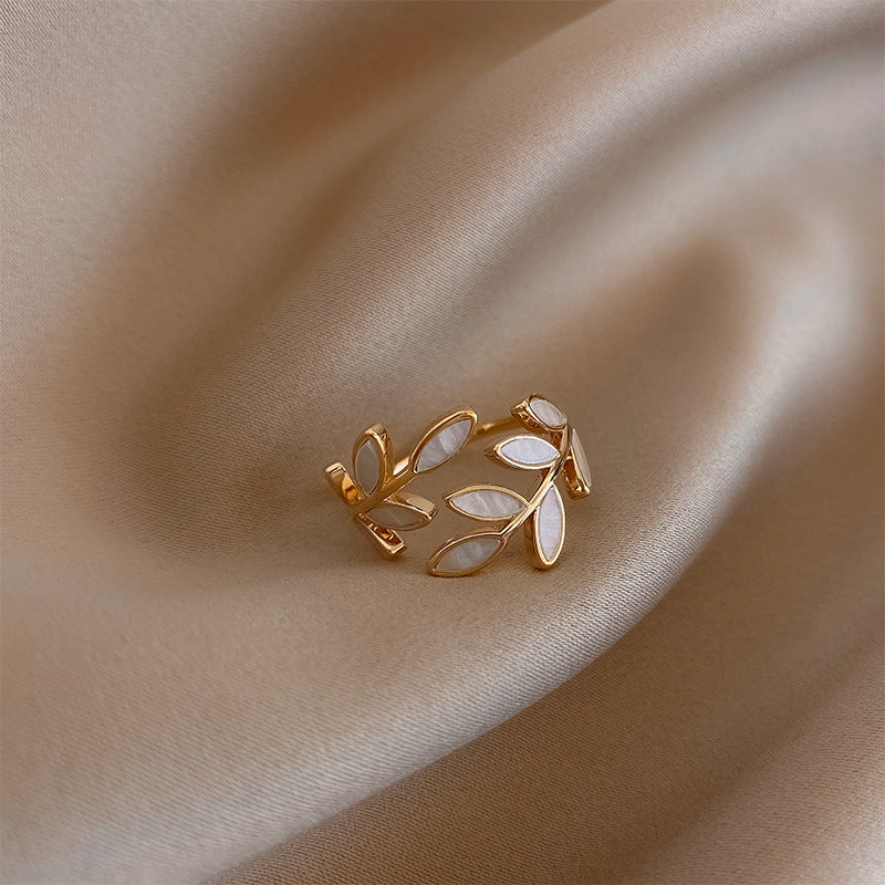 Sylvie – Anillo abierto de plata y ópalo blanco