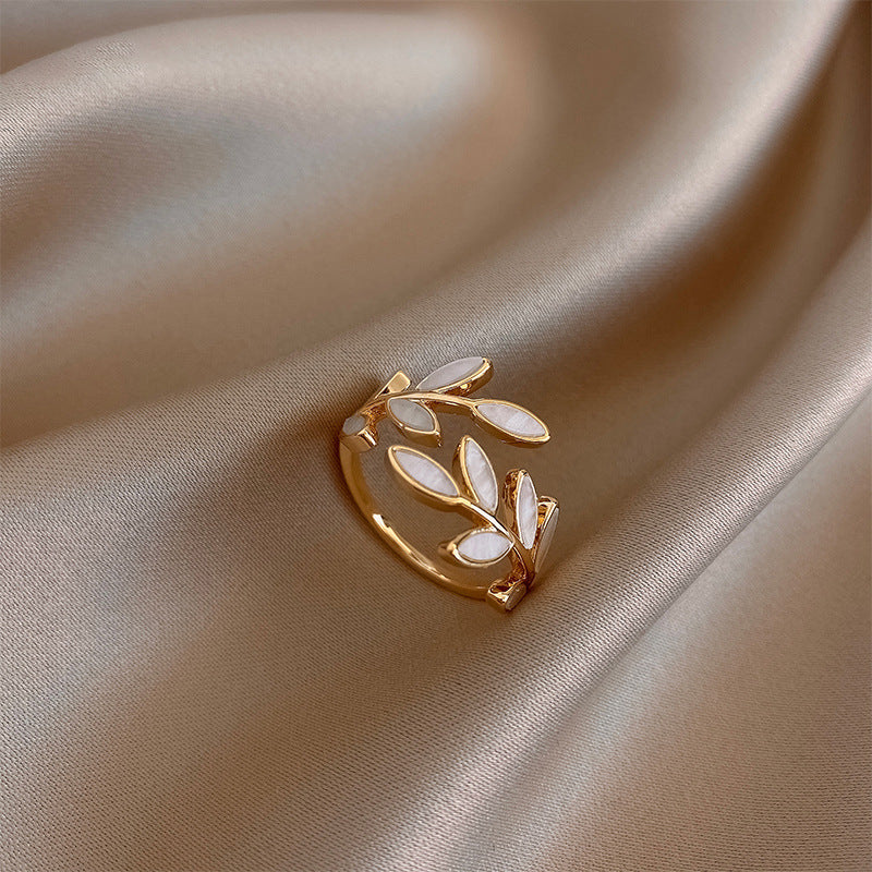 Sylvie – Anillo abierto de plata y ópalo blanco