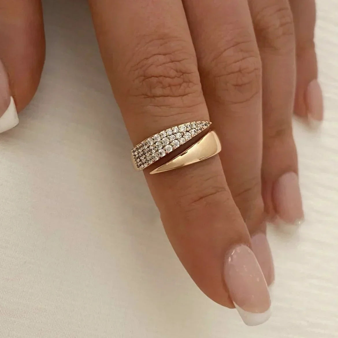 Irina – Anillo curvado dorado 18K