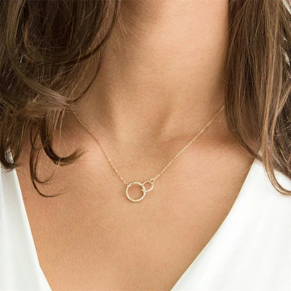 Isabelle – collar hoop en oro sofisticado