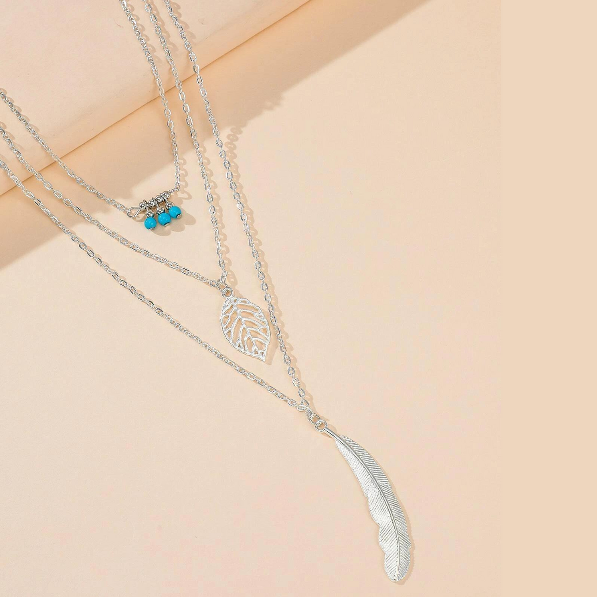 Colgante de hoja y pluma - Collar de tres niveles