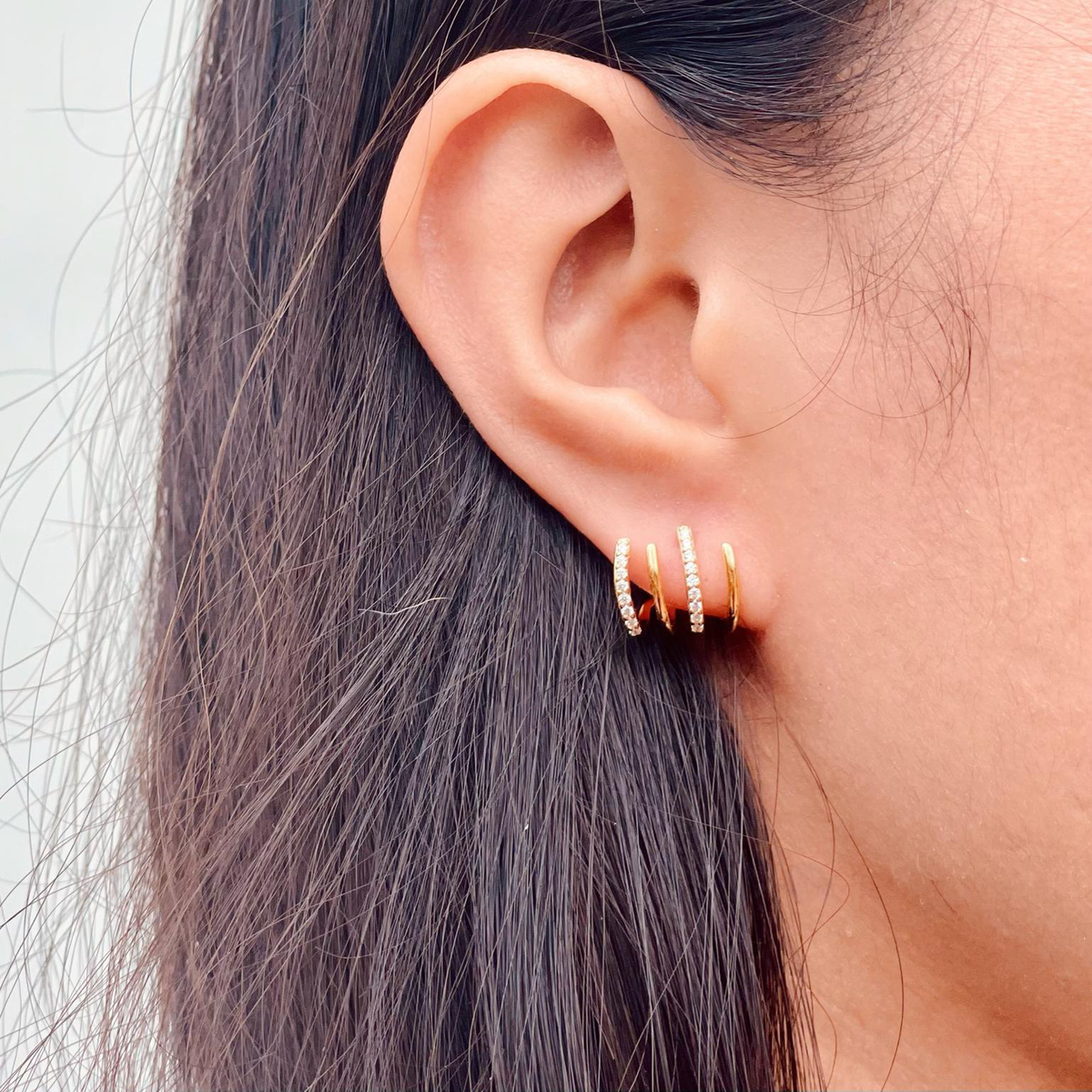 Pendientes Huggie de Zircón con Cuatro Puntas