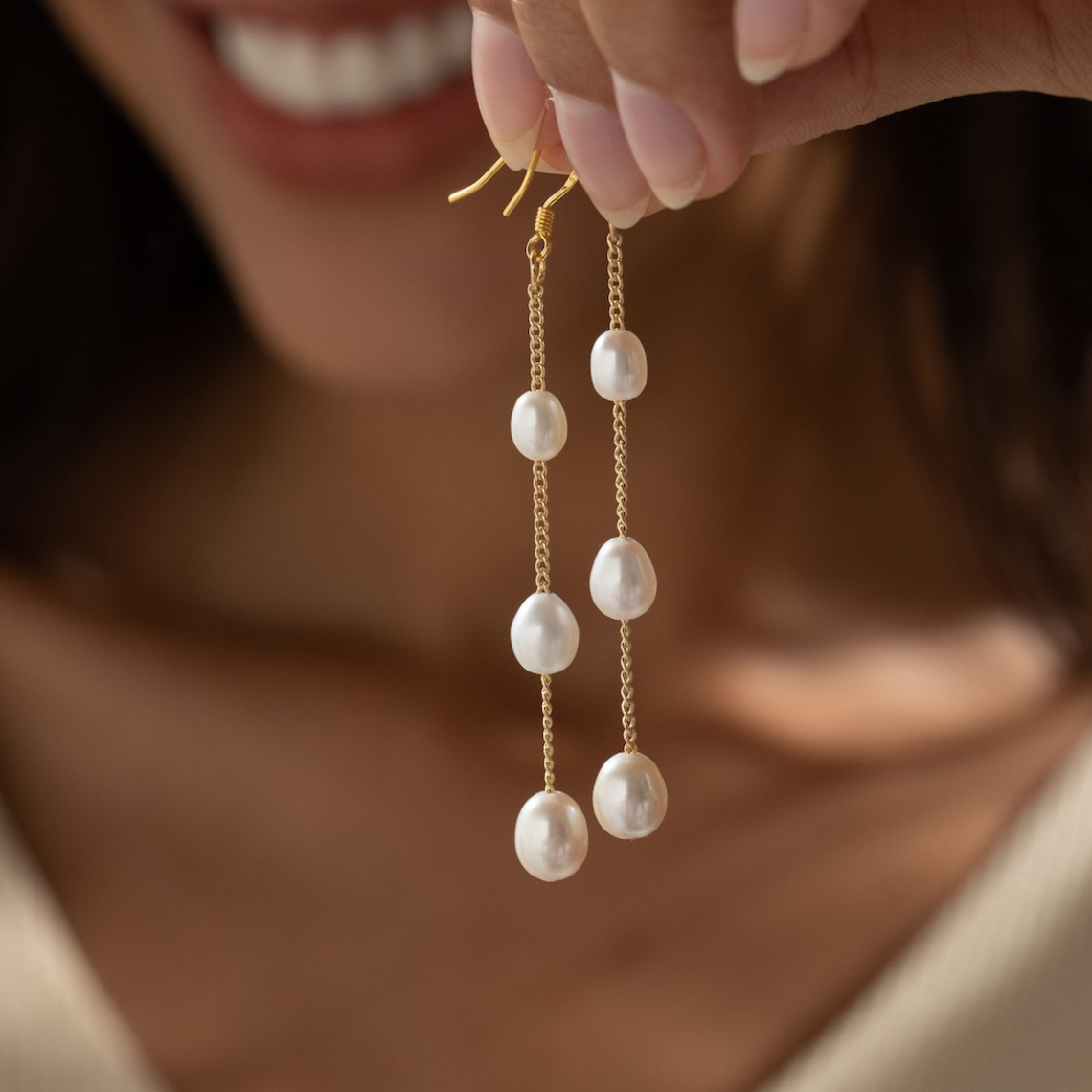 Pendientes colgantes con varias gotas de perlas