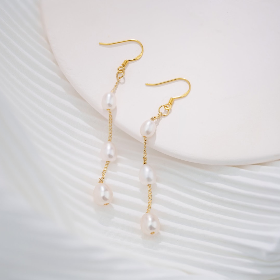 Pendientes colgantes con varias gotas de perlas
