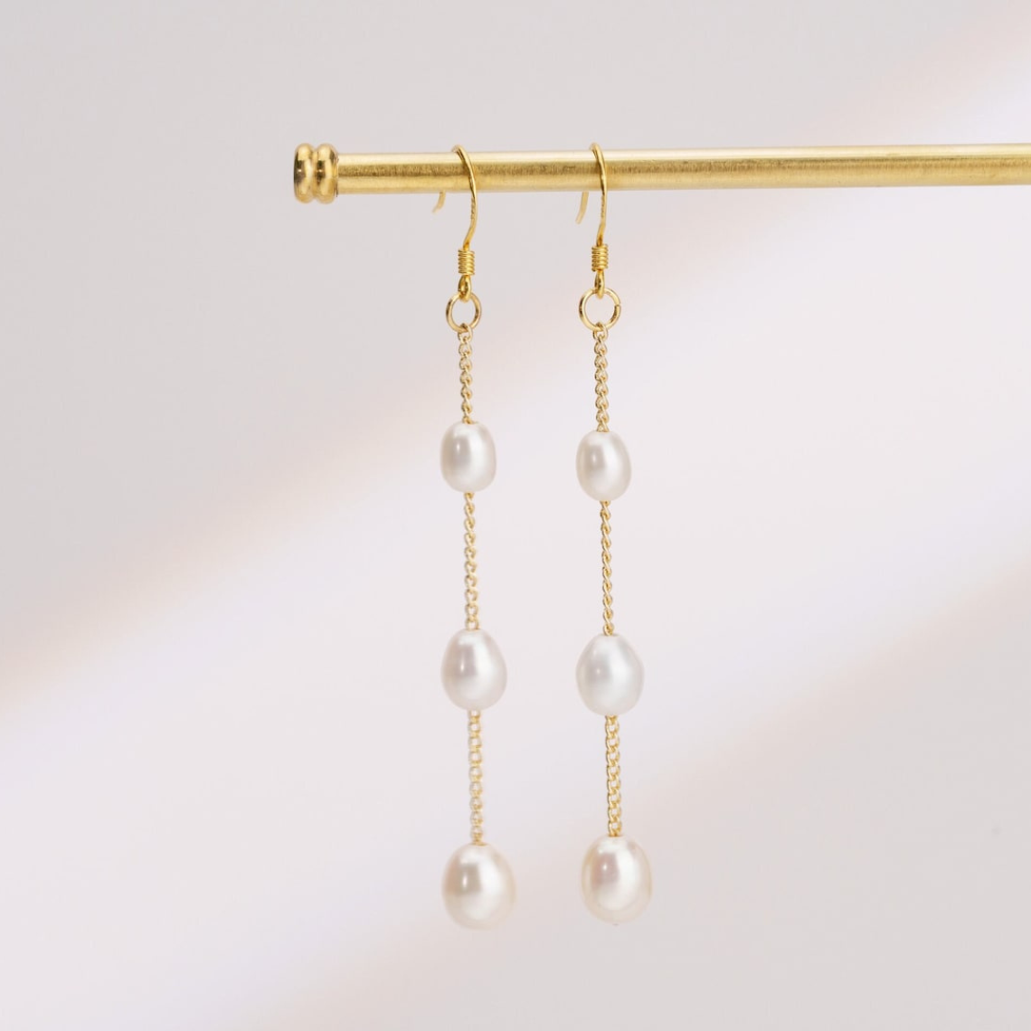 Pendientes colgantes con varias gotas de perlas