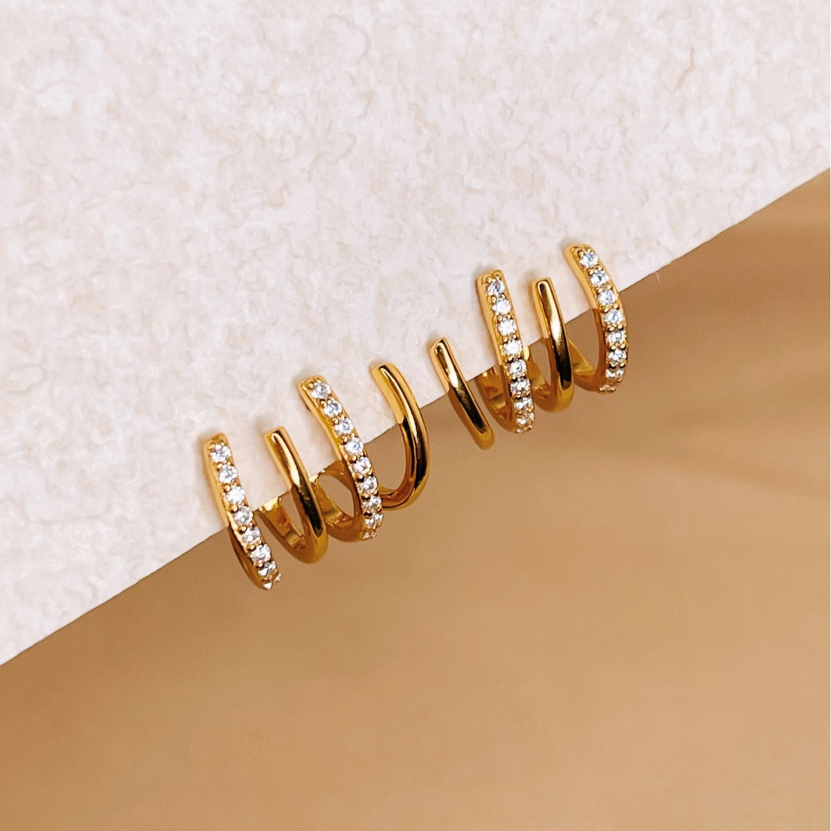 Pendientes Huggie de Zircón con Cuatro Puntas