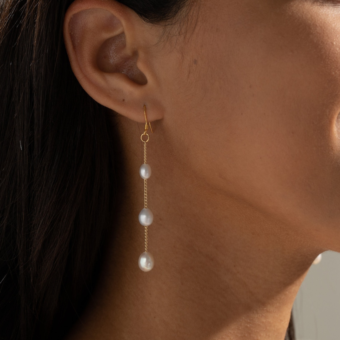 Pendientes colgantes con varias gotas de perlas