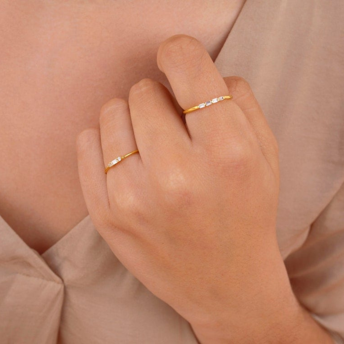 Anillo redondo CZ delicado - Baguette Pequeño