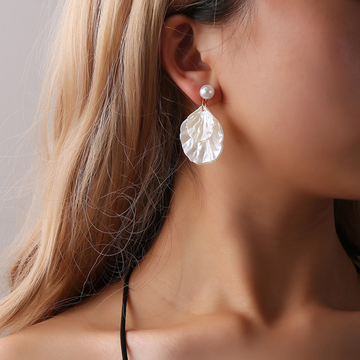Pendientes colgantes de concha brillante con perla