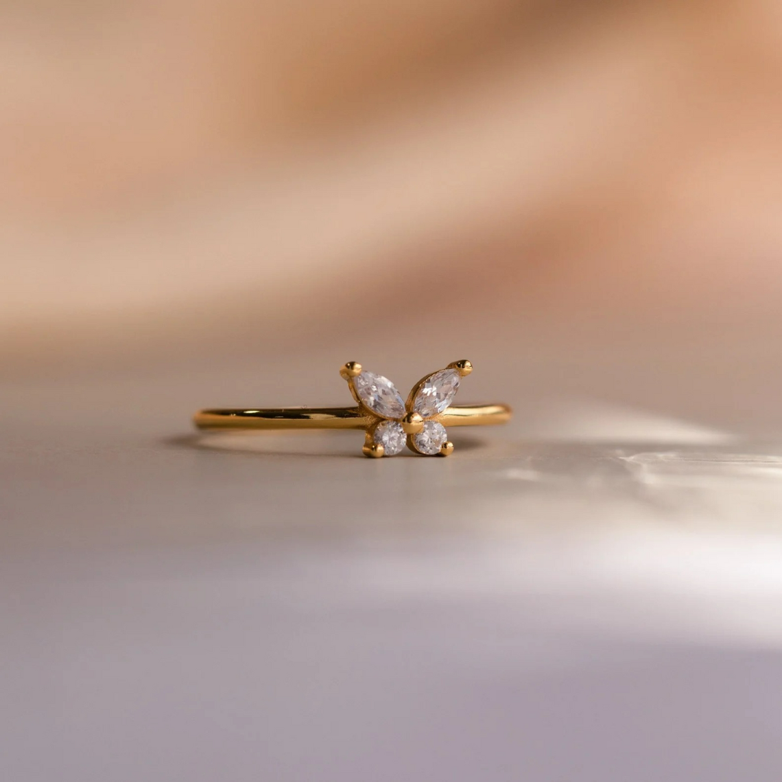 Anillo delicado de mariposa de diamante