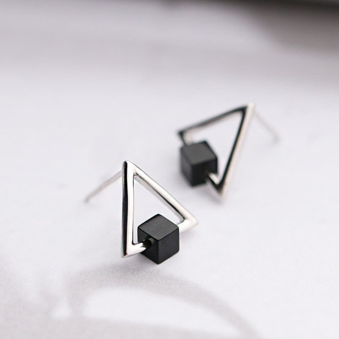 Pendientes de cubos negros en forma de triángulo geométrico