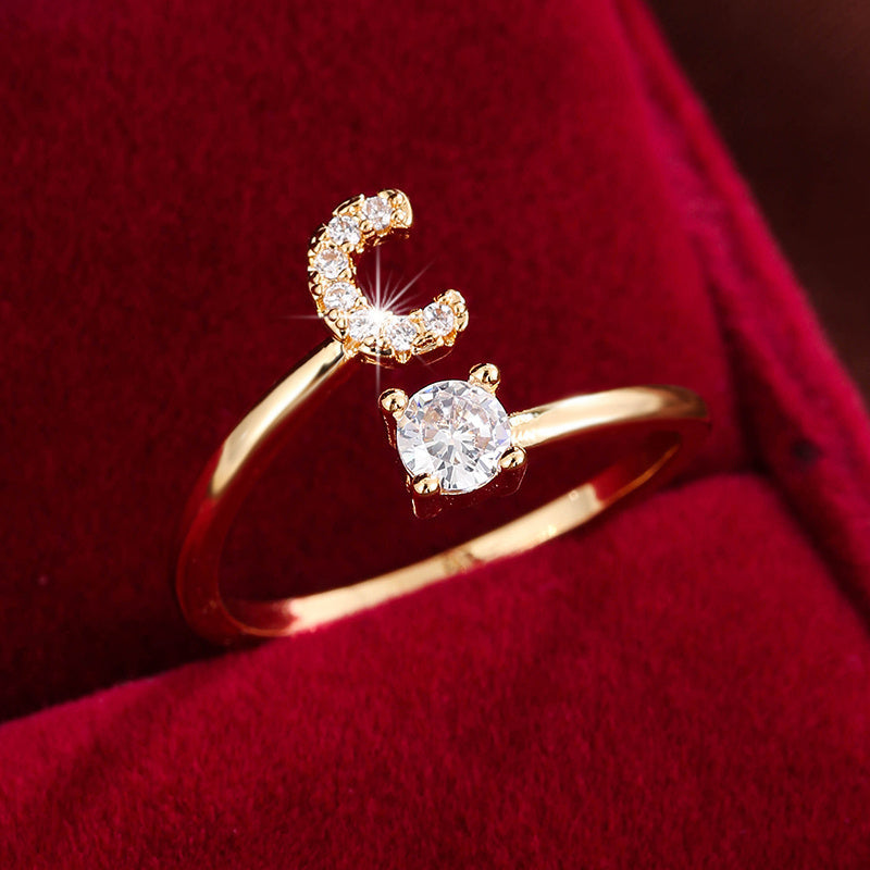 Nova – Anillo abierto contemporáneo con inicial y circonitas