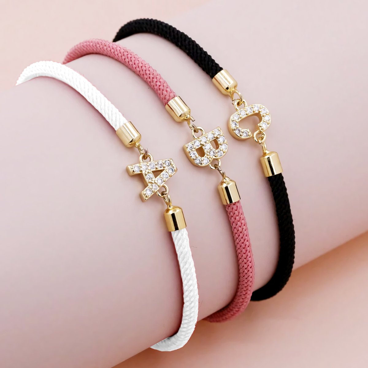 Calla – Pulsera ajustable con inicial personalizada