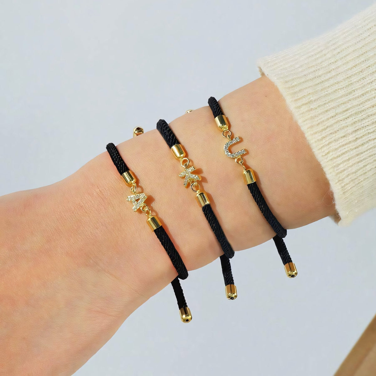 Calla – Pulsera ajustable con inicial personalizada