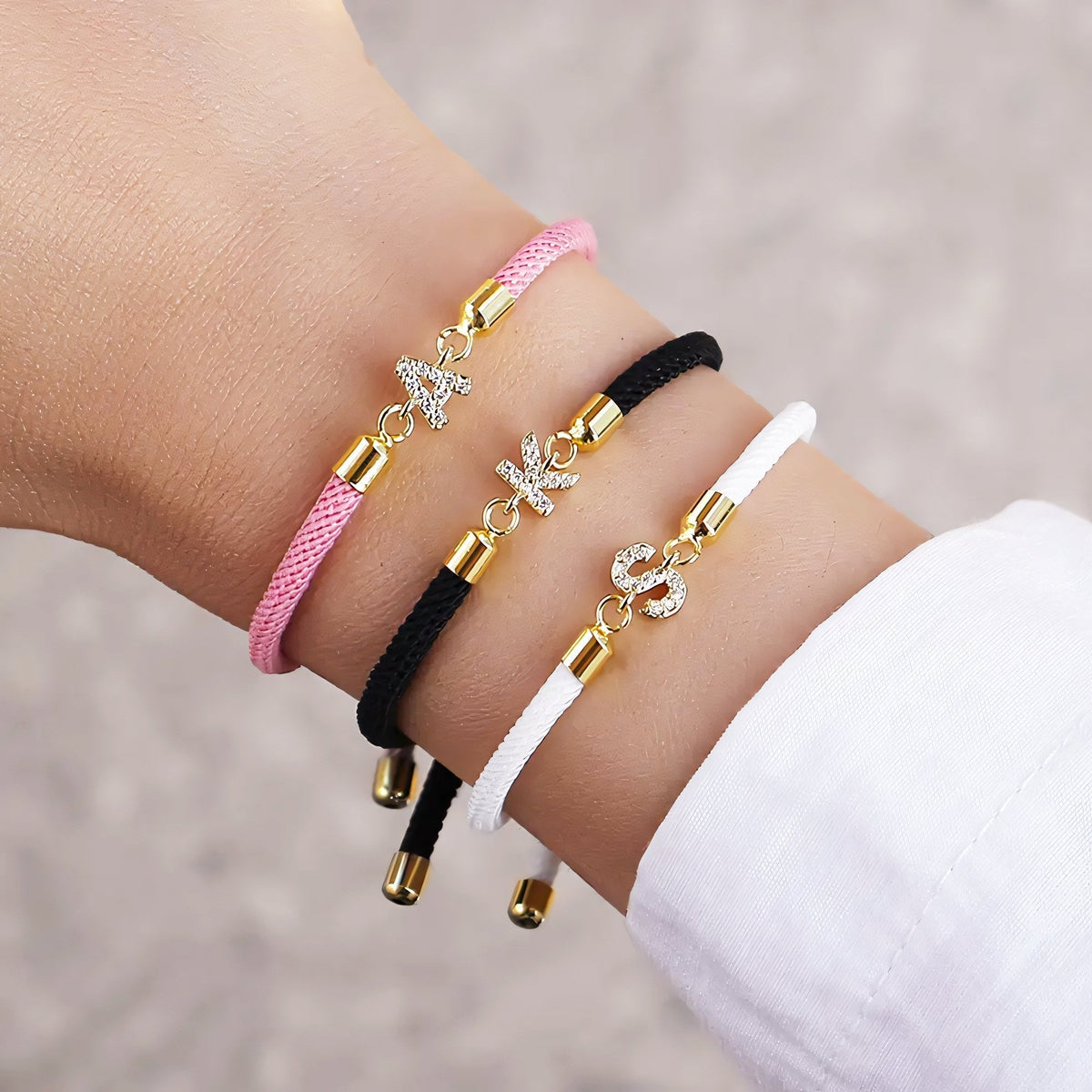 Calla – Pulsera ajustable con inicial personalizada