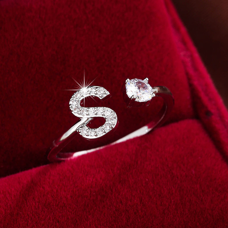 Nova – Anillo abierto contemporáneo con inicial y circonitas