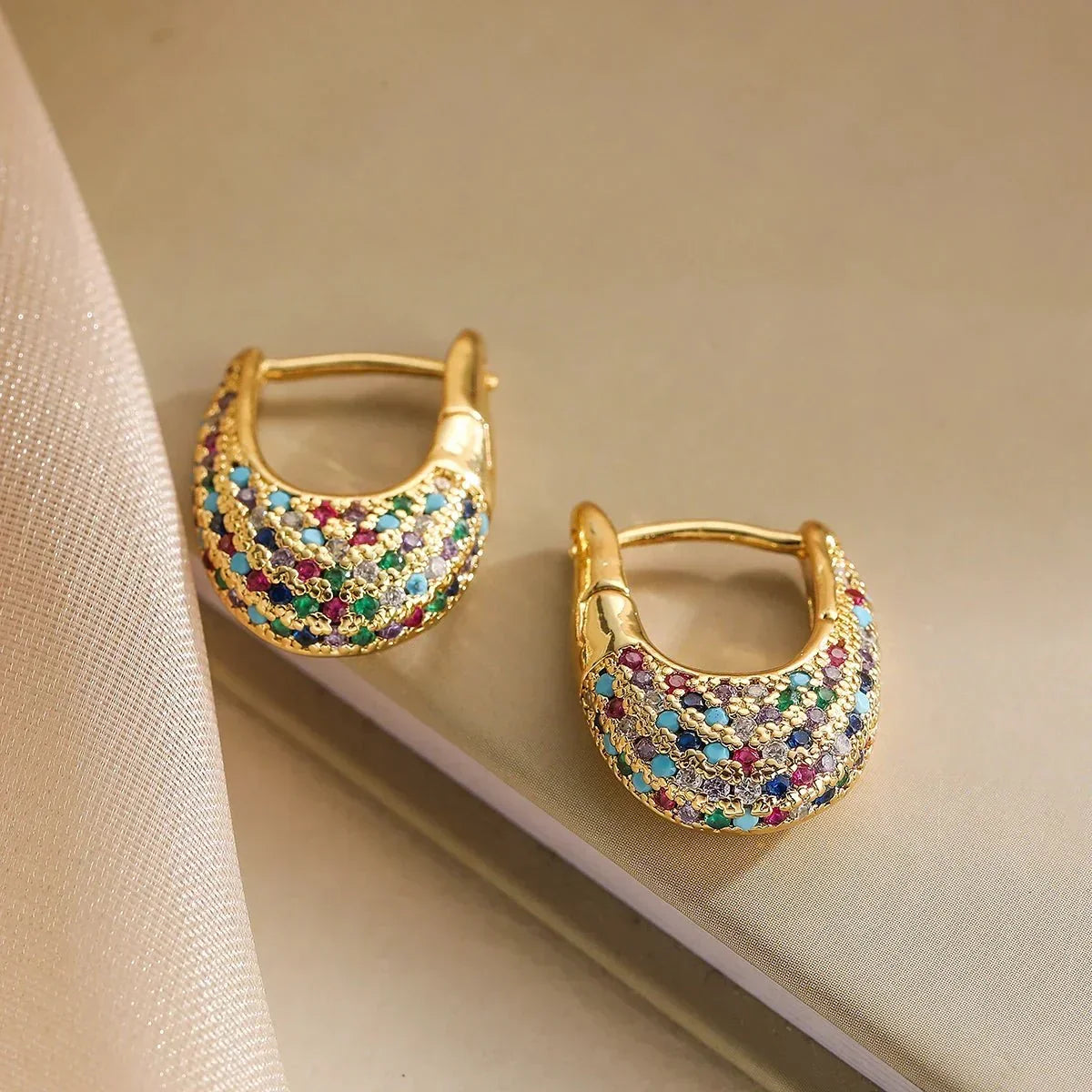 Hara – Aros anchos resplandecientes de diamantes