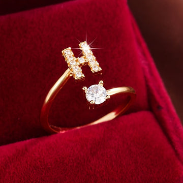 Nova – Anillo abierto contemporáneo con inicial y circonitas