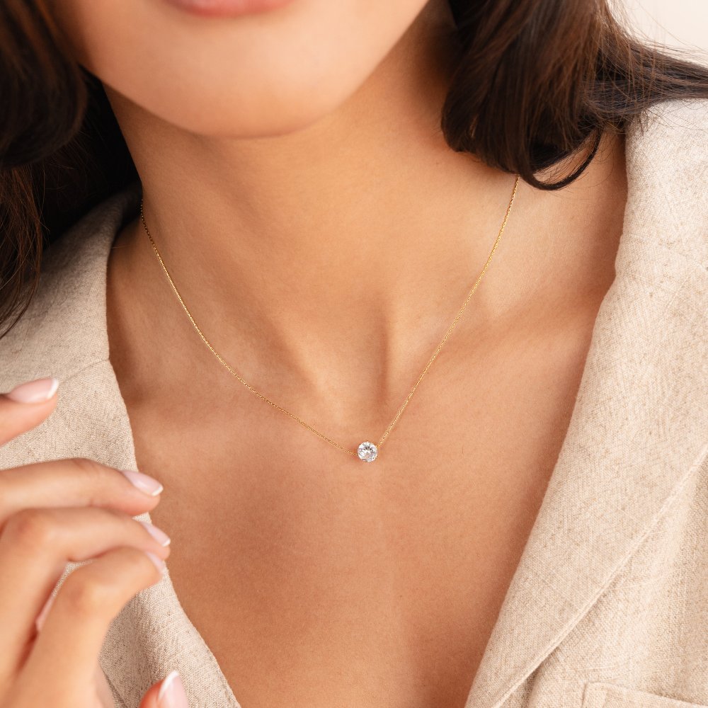 Amaris – Collar dorado con cristal redondo sofisticado