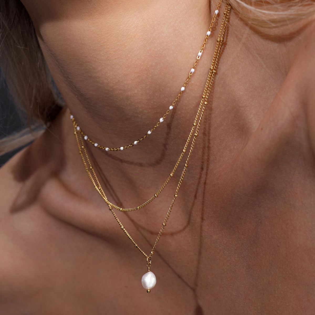 Aveline – Collar doble con perlas doradas y esmalte