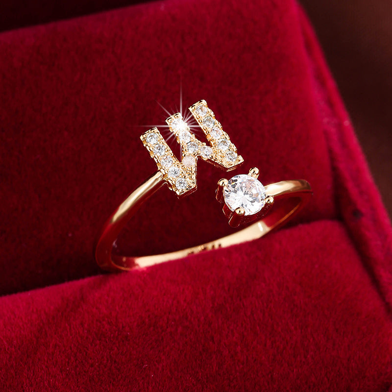 Nova – Anillo abierto contemporáneo con inicial y circonitas