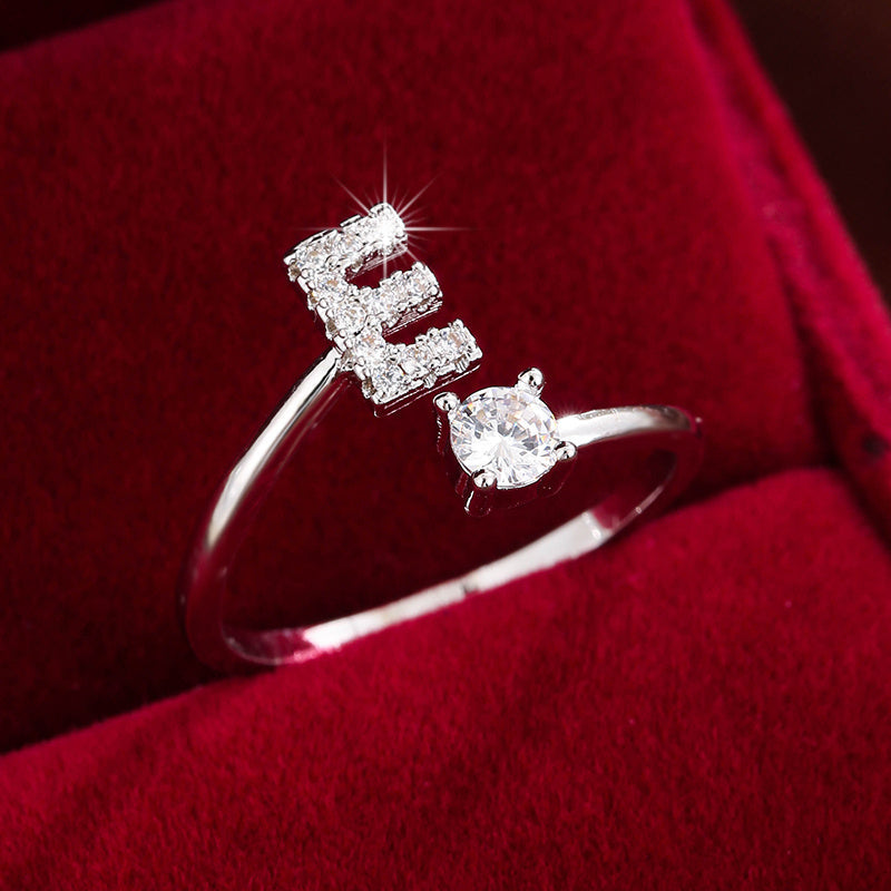 Nova – Anillo abierto contemporáneo con inicial y circonitas
