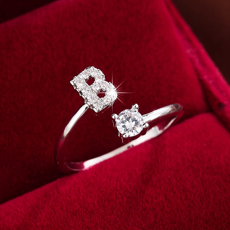 Nova – Anillo abierto contemporáneo con inicial y circonitas