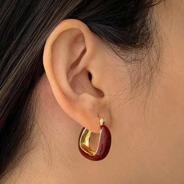Aros elegantes de esmalte rojo vino