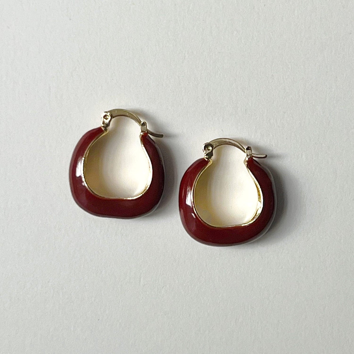 Aros elegantes de esmalte rojo vino