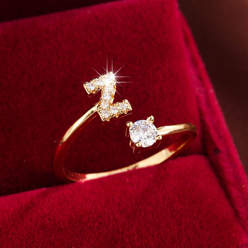 Nova – Anillo abierto contemporáneo con inicial y circonitas