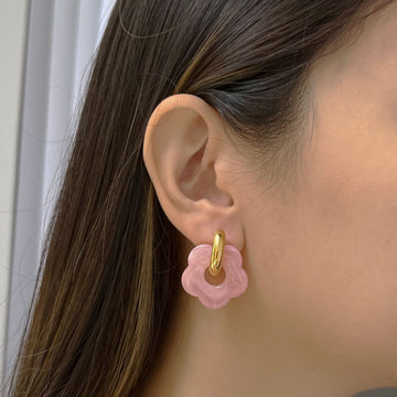 Aros de donut rosa con encanto floral
