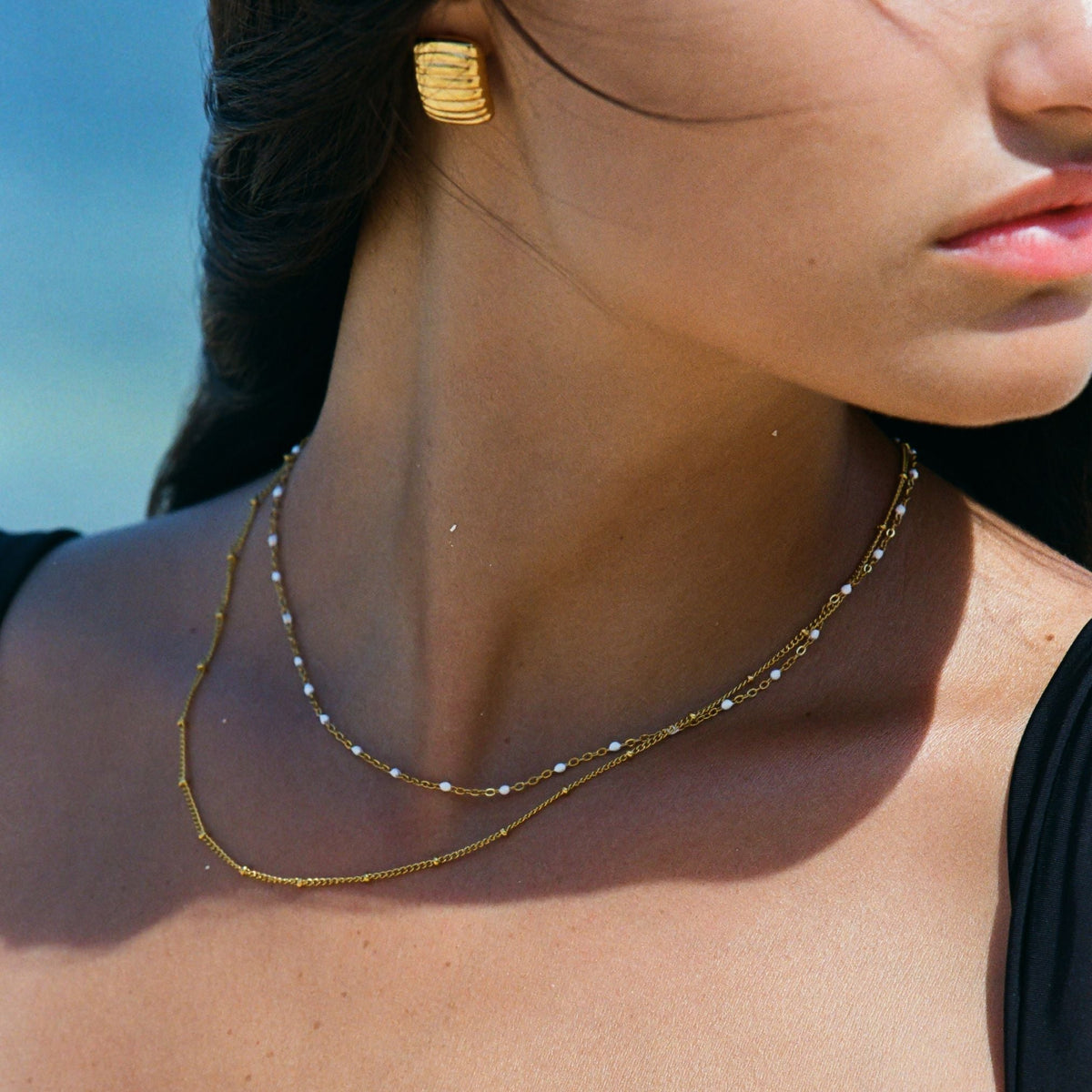 Aveline – Collar doble con perlas doradas y esmalte